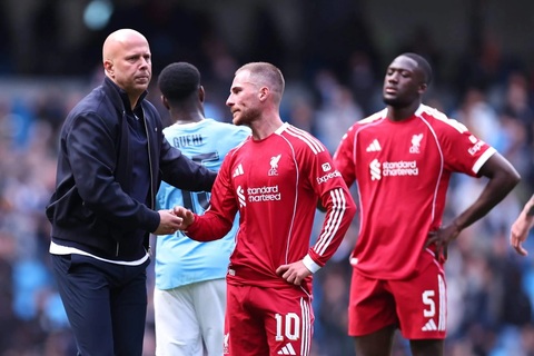 Alexis Mac Allister (giữa) từng sa sút ở mùa trước khi Liverpool còn được dẫn dắt bởi Arne Slot