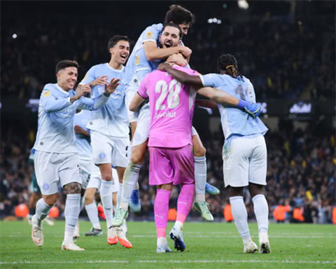Thủ môn dự bị Rulli là người hùng của Man City