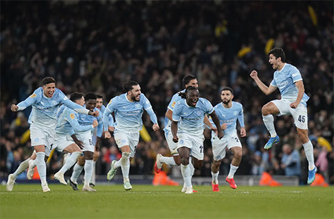 Man City hai lần bị dẫn trước nhưng đều xuất sắc có bàn gỡ để đưa trận đấu vào loạt luân lưu