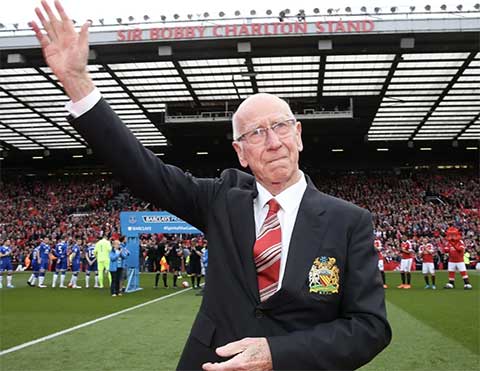 Sir Bobby Charlton từng được phong tước hiệp sỹ