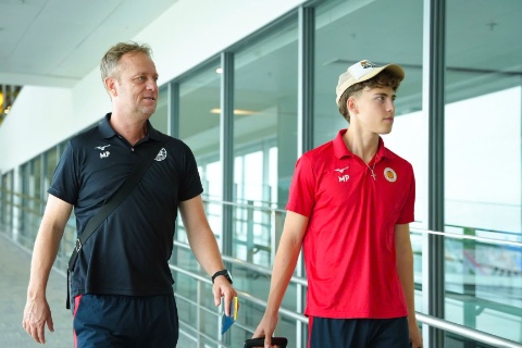 HLV Mano Polking đưa con trai đồng hành với CLB Công an Hà Nội, tại AFC Champions League Elite - Ảnh: CAHN FC 
