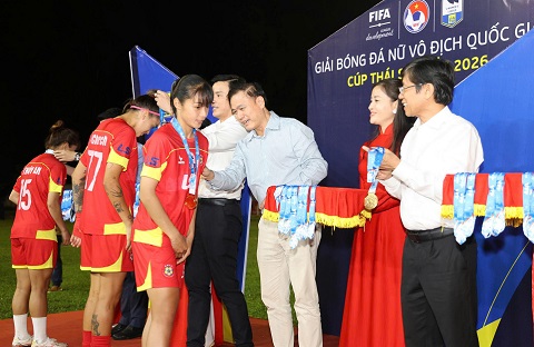 Ông Trần Anh Tú tại lễ trao chức vô địch cho CLB nữ TP.HCM ở giải nữ VĐQG - Cúp Thái Sơn Bắc 2026. Ảnh: Đông Huyền 