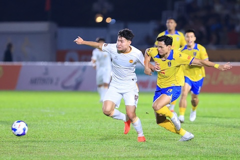 Cả hai đội đã chơi khá cân bằng trong hiệp 1. Ảnh: Minh Tuấn