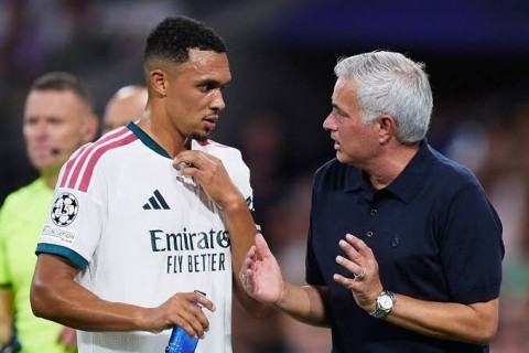 Alexander-Arnold trượt dài trong trình tự ưu tiên của HLV Mourinho. Ảnh: Liverpool