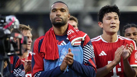 Jonathan Tah (trái) đứng trước nguy cơ mất vị trí vào tay Kim Min-jae