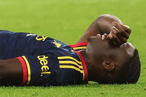 Saka chấn thương cơ đùi ở trận hòa 2-2 với Bayern