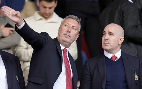 Jason Wilcox (trái) ủng hộ Howe dẫn dắt MU