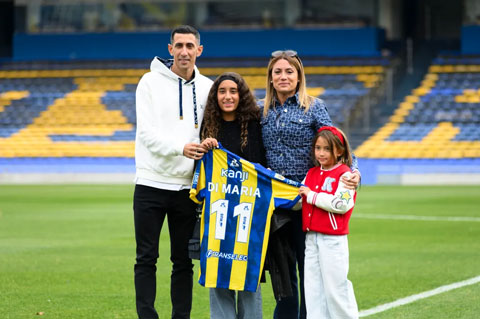 Cựu tiền đạo của MU, Angel Di Maria, cùng vợ và hai con gái Mia và Pia