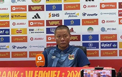 HLV Chu Đình Nghiêm nói về sự khắc nghiệt của bóng đá trong họp báo sau trận. Ảnh: Thanh Huyền