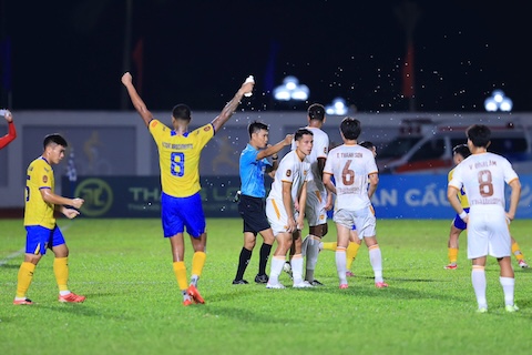 Niềm vui của Bắc Ninh khi trọng tài thổi hết giờ. Ảnh: Minh Tuấn 
