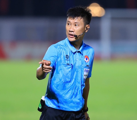 Trọng tài Nguyễn Mạnh Hải điều hành trận đấu. Ảnh: Minh Tuấn 