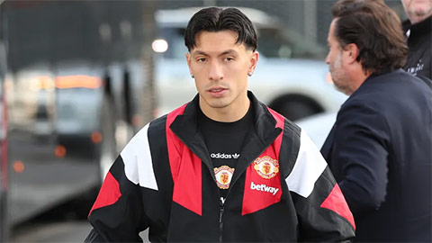 Các cầu thủ MU bị NHM la ó khi lên tàu tới London chạm trán Chelsea