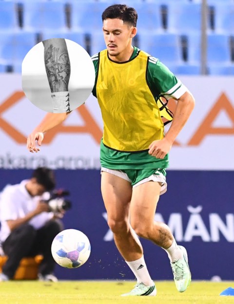 Chân phải của Aymeric từng đứt dây chằng, chân trái xăm hình khóm tre Việt Nam - Ảnh: Hà Nội FC 