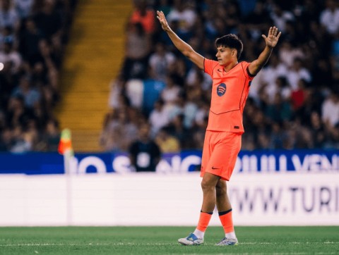 Farinas có thể chơi ở cả hàng tiền vệ lẫn tuyến phòng ngự. Ảnh: Barca Universal