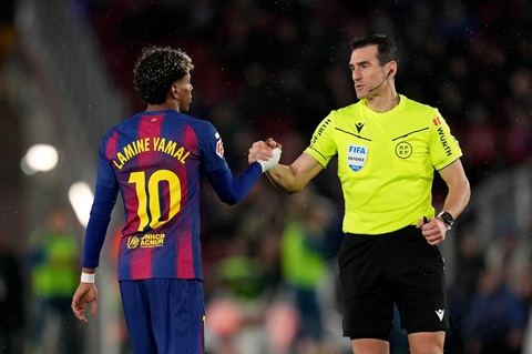 Lamine Yamal và trọng tài Martinez Munuera