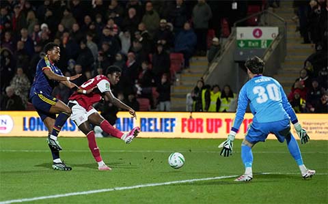 Arsenal (áo xanh) vừa bị loại khỏi League Cup