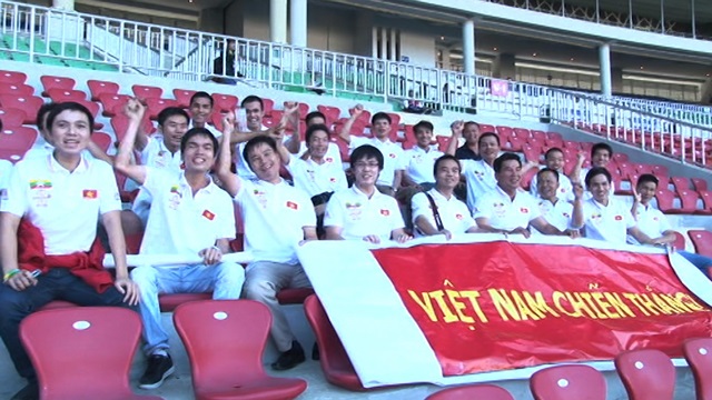 Cổ động viên Việt Nam hâm nóng sân Zeyar Thiri