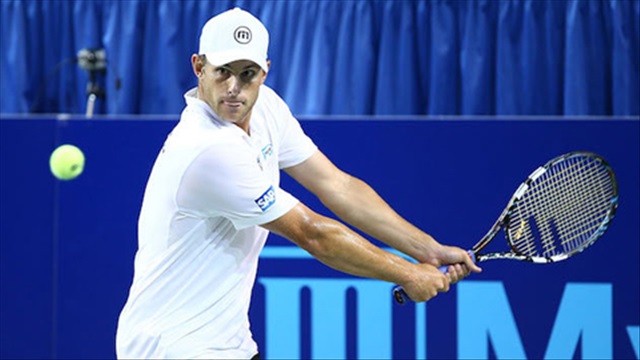 Andy Roddick bị giao bóng vào đúng... 