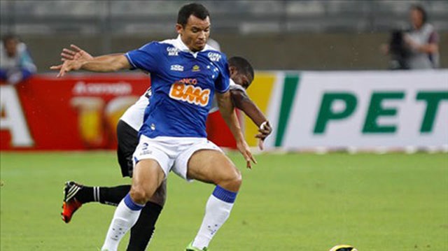 Hậu vệ Cruzeiro “làm xiếc” với cột cờ phạt góc