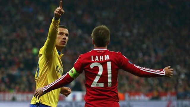 Podolski phạm lỗi với Lahm trước khi ghi bàn