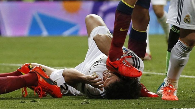 Busquets thẳng chân giẫm lên mặt Pepe