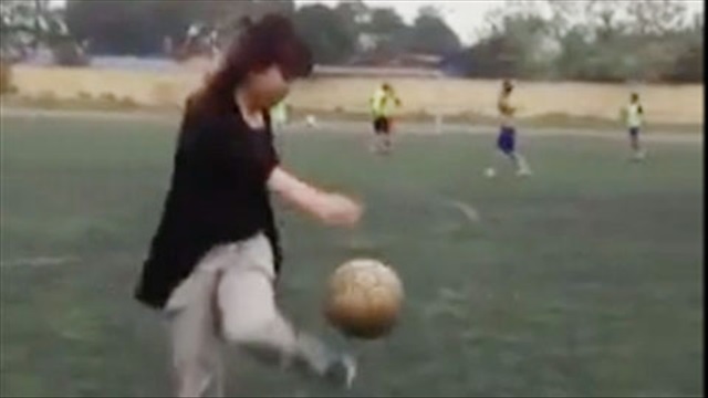 Nữ sinh Việt Nam tâng bóng khéo như Messi