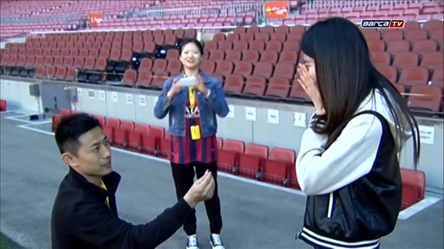 Thanh niên Trung Quốc cầu hôn bạn gái ở Nou Camp