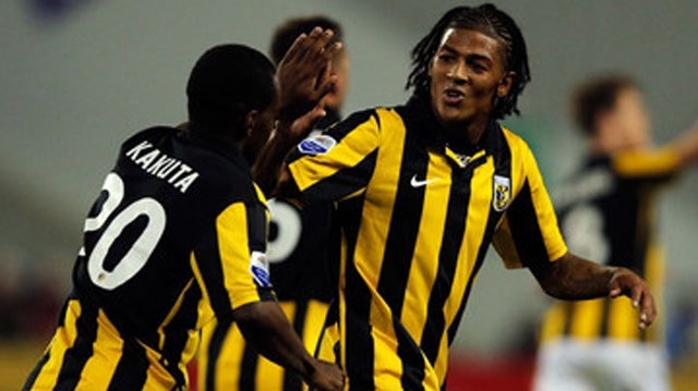Hai cầu thủ Chelsea phối hợp ghi bàn cho... Vitesse
