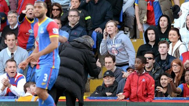 Mourinho dọa dẫm cậu bé nhặt bóng của Crystal Palace