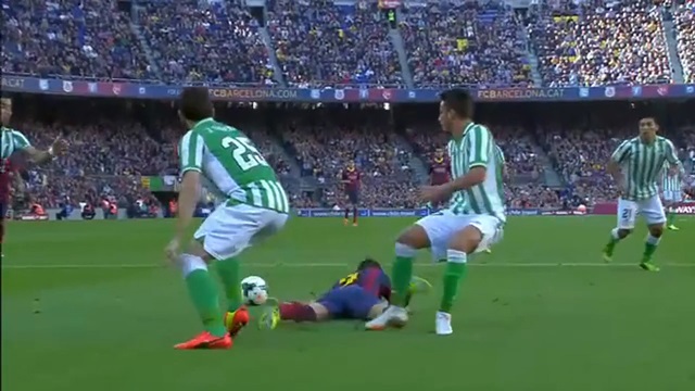 Hai quyết định thổi penalty cho Barca của trọng tài