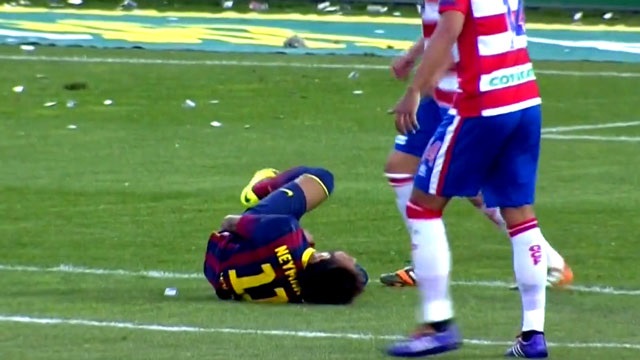 Pha ăn vạ đáng xấu hổ của Neymar