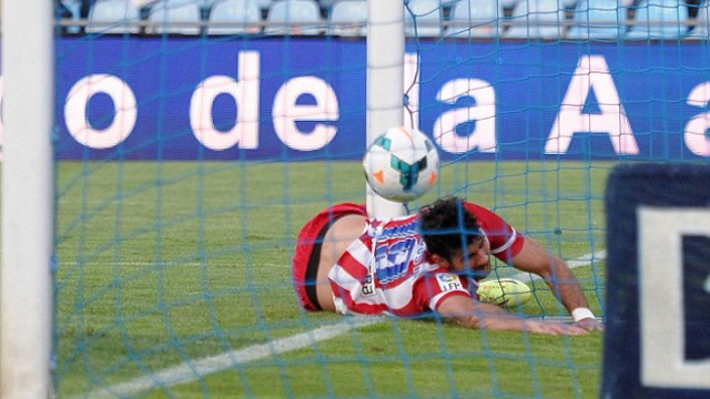 Diego Costa ghi bàn rồi lao thẳng vào... cột dọc