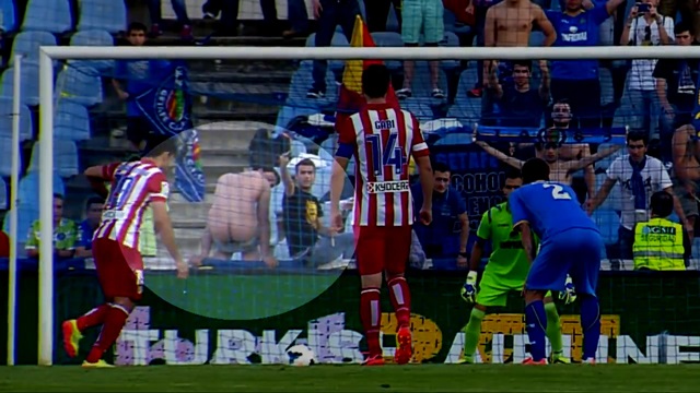 CĐV Getafe... tụt quần khiến Diego Costa đá hỏng 11m!