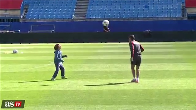 Simeone và con trai tâng bóng bằng đầu ấn tượng
