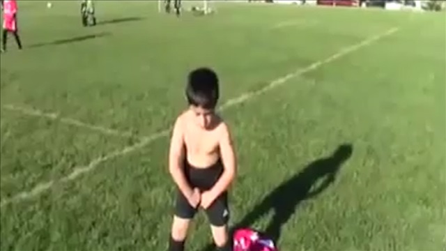 Fan nhí bắt chước Balotelli gồng người ăn mừng bàn thắng