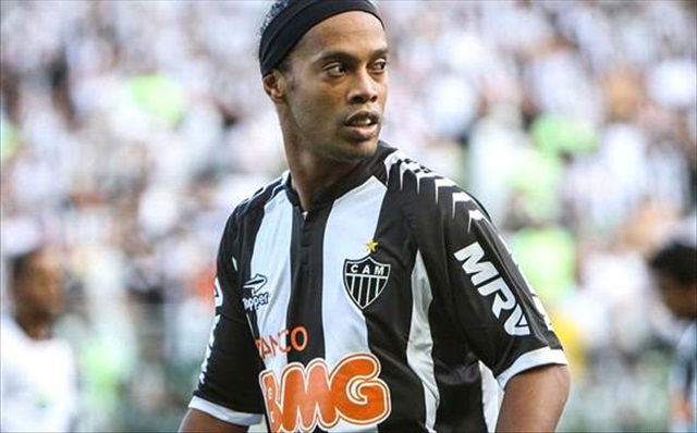 Ronaldinho thể hiện kỹ năng qua người siêu đẳng