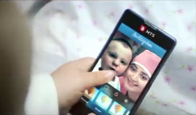 Trẻ sơ sinh tự cắt dây rốn, dùng smartphone, lướt Google...