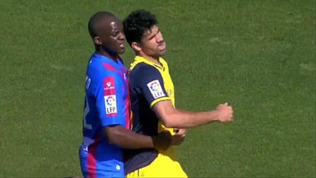 Diego Costa lại có hành động không đẹp