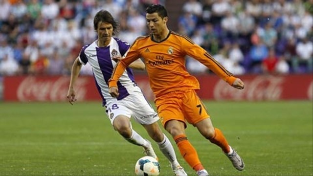Ronaldo nhấp nhổm, âu lo trên ghế dự bị