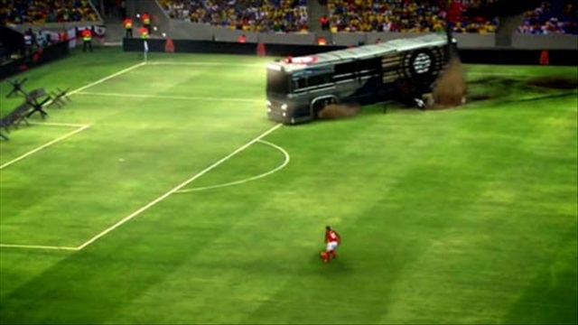 Xe bus của Brazil không ngăn Rooney sút cháy lưới