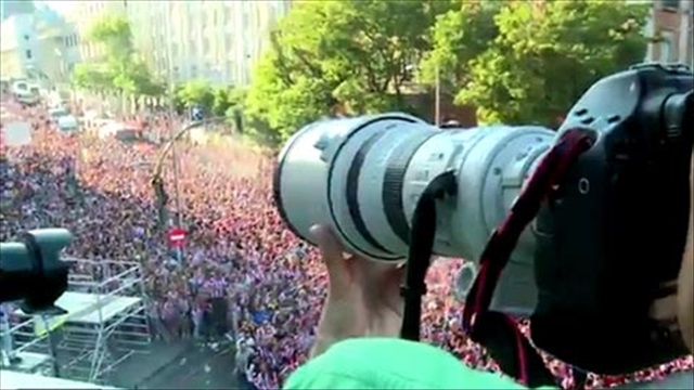 Các CĐV Atletico Madrid phát điên khi đón những cầu thủ trở về