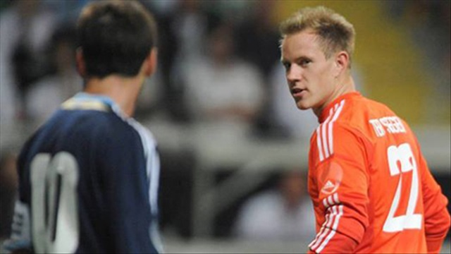 Ter Stegen đã bắt vía được Messi từ trước khi về Barca