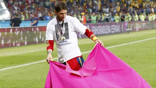 Sergio Ramos ăn mừng kiểu đấu bò