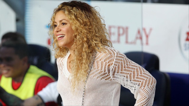 Shakira phô diễn khả năng xử lý bóng điệu nghệ