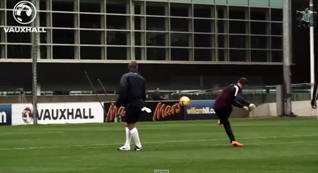 Rooney lập siêu phẩm trên sân tập