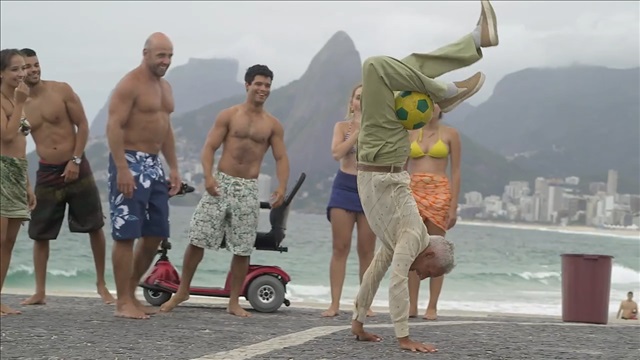 Ở Brazil, ai cũng biết chơi bóng