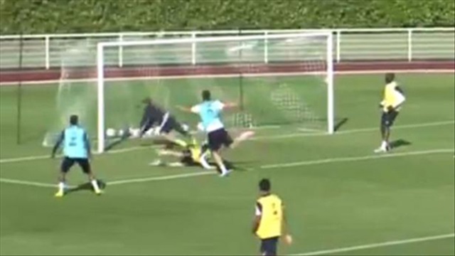 Olivier Giroud vô lê ghi bàn đỉnh cao trong tiếng tán dương của đồng đội