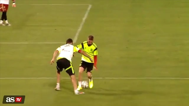 Diego Costa xỏ háng trung vệ xuất sắc nhất mùa 2013/14