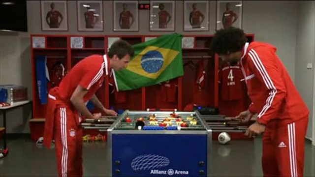 Màn tỉ thí bi lắc thú vị giữa Dante và Mandzukic 