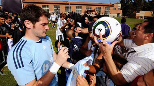 Fan nữ khóc lặng khi được Casillas tặng áo